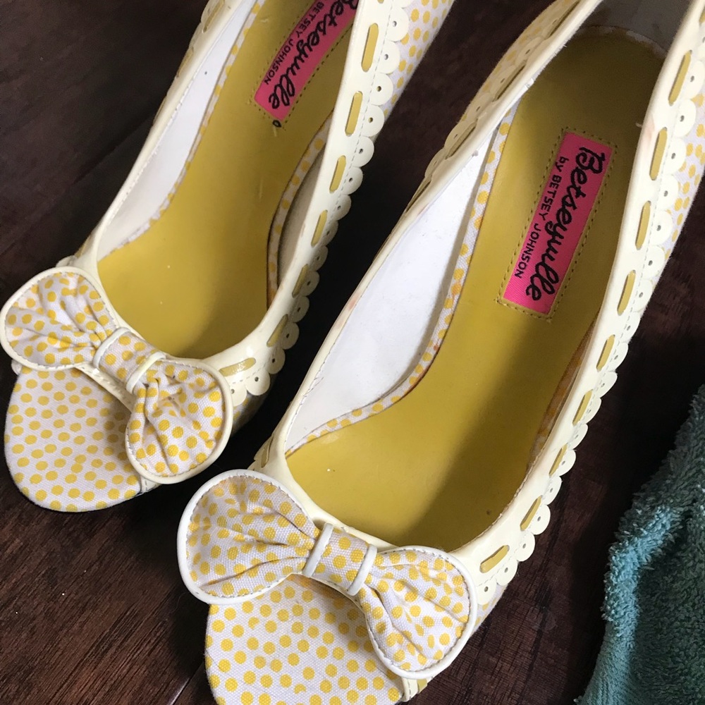 Heels - Picture 4 of 4
